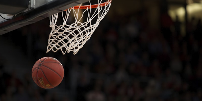 NBA总决赛湖人队与凯尔特人队球员争抢篮板瞬间